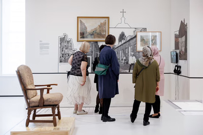 250528 Bezoekers in de tentoonstelling 'Uit armoede